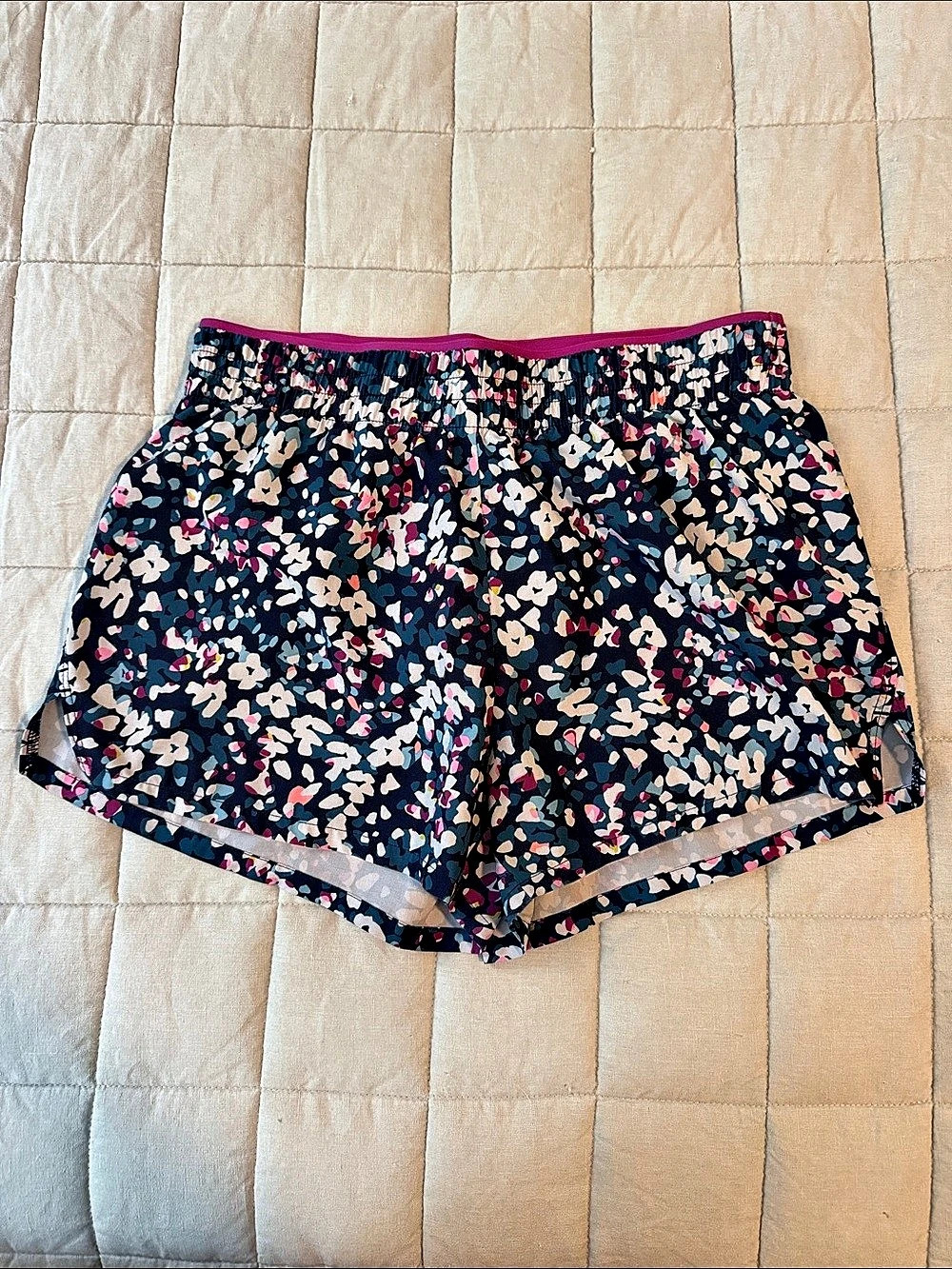 GapFit Floral Athletic Shorts in Black & Pink Size Small